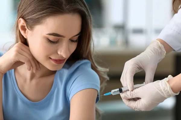 Médico Vacinando Mulher Contra Gripe Clínica — Fotografia de Stock