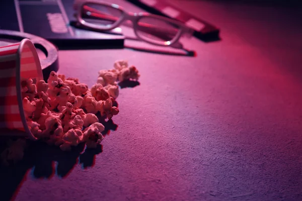 Umgekippter Eimer Mit Popcorn Auf Grauem Hintergrund — Stockfoto