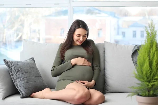 Krásná Těhotná Žena Odpočívá Doma — Stock fotografie