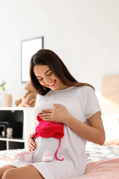 Hermosa Mujer Embarazada Con Botines Bebé Sombrero Dormitorio — Foto de Stock