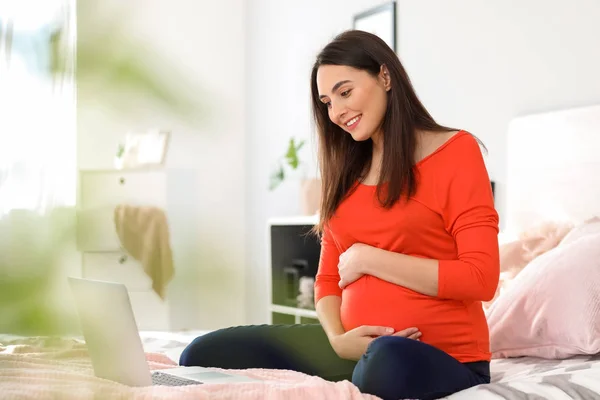 Hermosa Mujer Embarazada Con Portátil Dormitorio — Foto de Stock