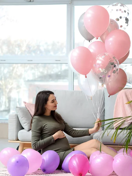 Vacker Gravid Kvinna Med Air Ballonger Hemma — Stockfoto