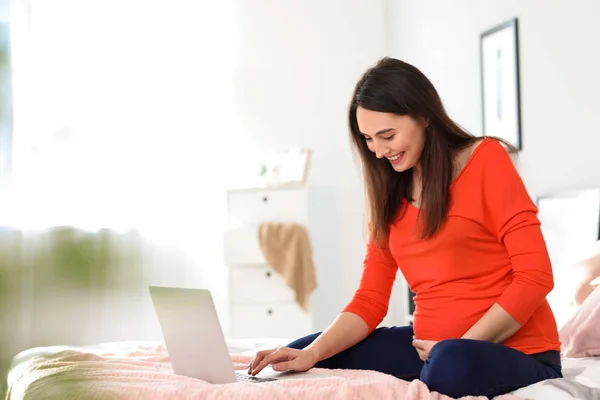 Beautiful Pregnant Woman Laptop Bedroom — Stock Photo, Image
