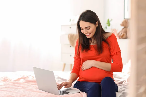 Hermosa Mujer Embarazada Con Portátil Dormitorio — Foto de Stock