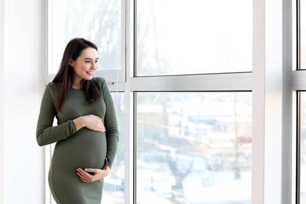 Vacker Gravid Kvinna Nära Fönstret Hemma — Stockfoto