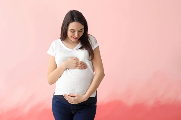 Retrato Mujer Embarazada Hermosa Sobre Fondo Color —  Fotos de Stock