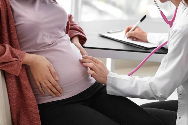 Jonge Dokter Examencommissie Zwangere Vrouw Kliniek — Stockfoto