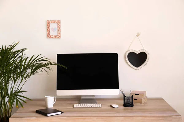 Local Trabalho Elegante Com Computador Moderno Perto Parede Luz — Fotografia de Stock