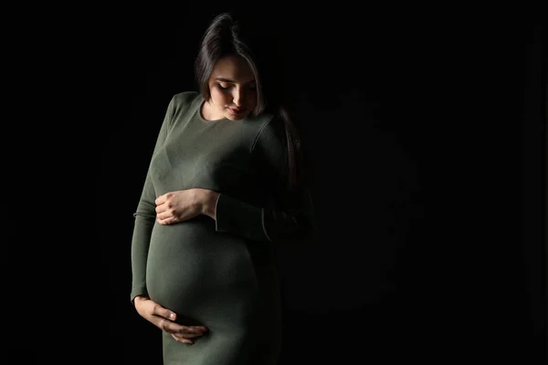 Retrato Mujer Embarazada Hermosa Sobre Fondo Oscuro —  Fotos de Stock