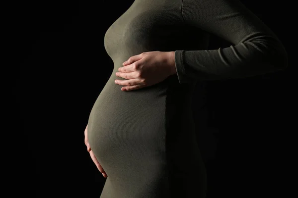 Vakker Gravid Kvinne Med Mørk Bakgrunn – stockfoto