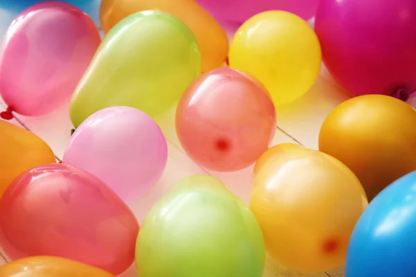 Kleurrijke Ballonnen Witte Houten Achtergrond — Stockfoto