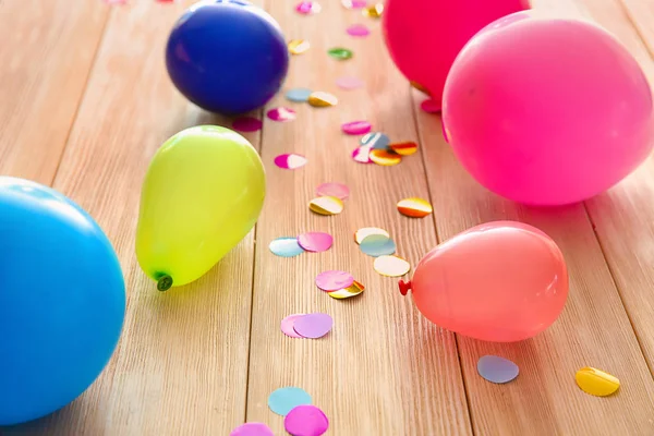 Birthday Balloons Confetti Wooden Background — Stock Photo, Image