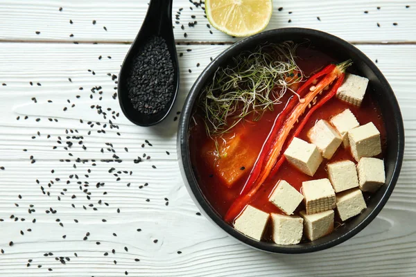 Sopa Sabrosa Con Queso Tofu Tazón Sobre Una Mesa Blanca —  Fotos de Stock