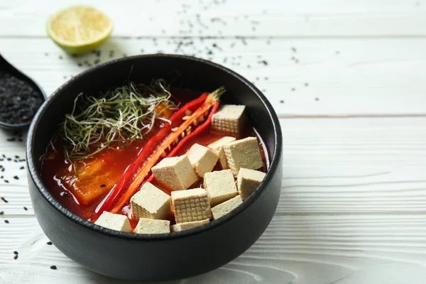 Välsmakande Soppa Med Tofu Ost Skål Vitt Bord — Stockfoto