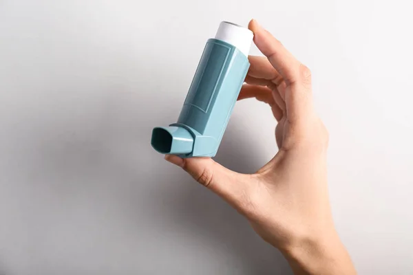 Ręka Inhalatorem Przed Astmą Jasnym Tle — Zdjęcie stockowe