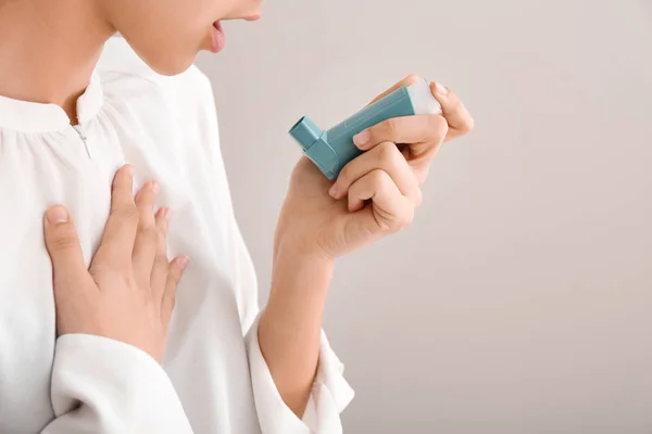 Junge Frau Mit Inhalator Gegen Asthma Auf Hellem Hintergrund — Stockfoto