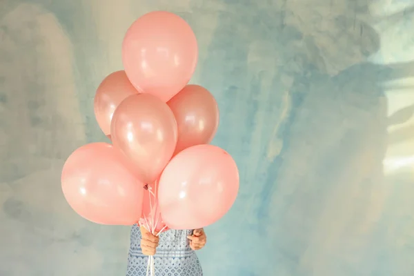 色の背景上の誕生日風船を持つ若い女性 — ストック写真
