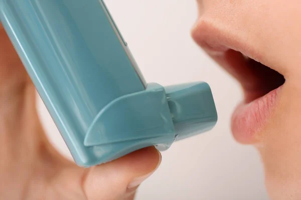 Wanita Muda Menggunakan Inhaler Terhadap Asma Closeup — Stok Foto