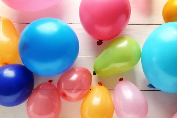 Kleurrijke Ballonnen Witte Houten Achtergrond — Stockfoto