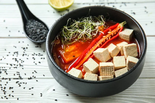 Välsmakande Soppa Med Tofu Ost Skål Vitt Bord — Stockfoto