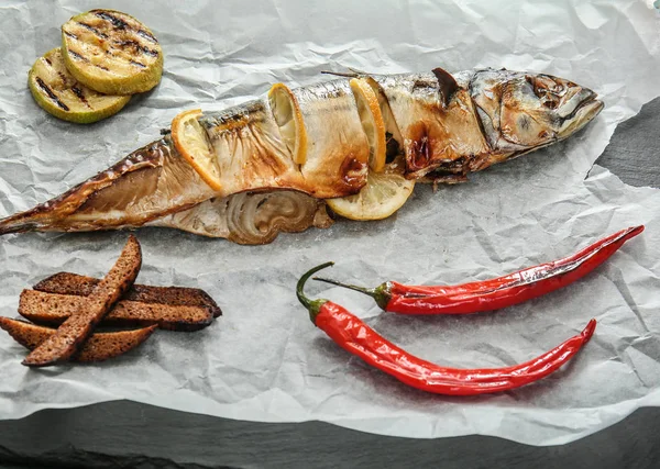 Assiette Ardoise Avec Poisson Maquereau Savoureux Sur Table — Photo