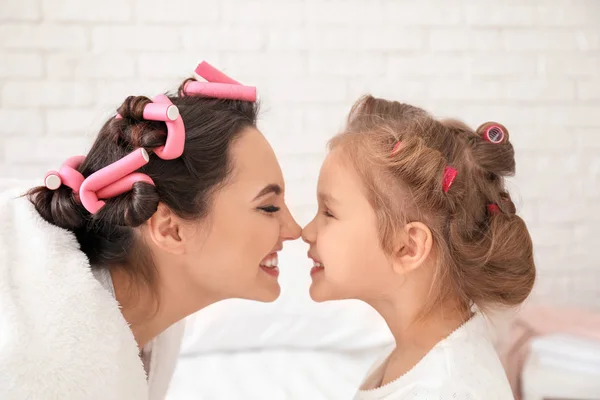 Ritratto Giovane Madre Con Figlioletta Carina Con Bigodini Casa — Foto Stock