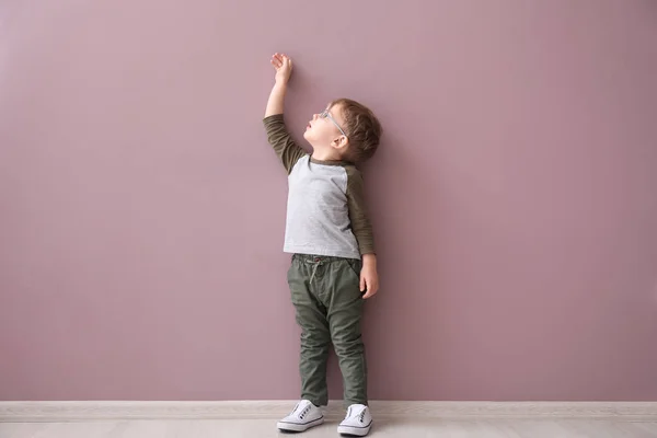 Portret Ładny Mały Chłopiec Pobliżu Kolor Ściany — Zdjęcie stockowe