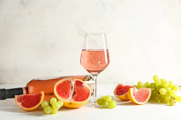 Vino Saporito Con Frutta Fresca Sulla Tavola Bianca — Foto Stock