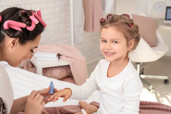 Nette Tochter Mit Lockigem Haar Und Maniküre Hause — Stockfoto