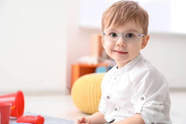 Porträtt Söt Liten Pojke Hemma — Stockfoto