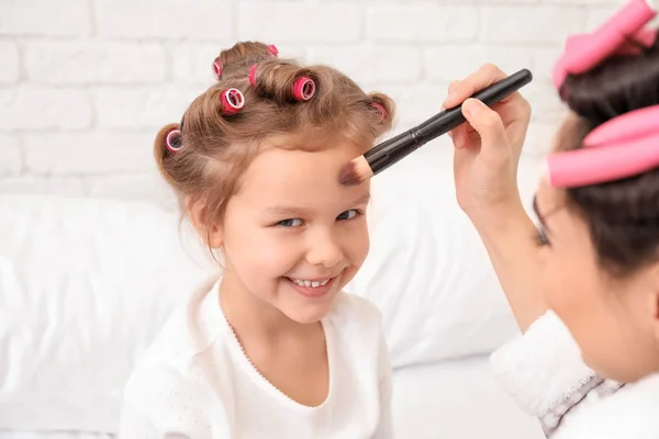 Tânăra Mamă Aplicând Cosmetice Fața Fiicei Drăguțe Acasă — Fotografie, imagine de stoc
