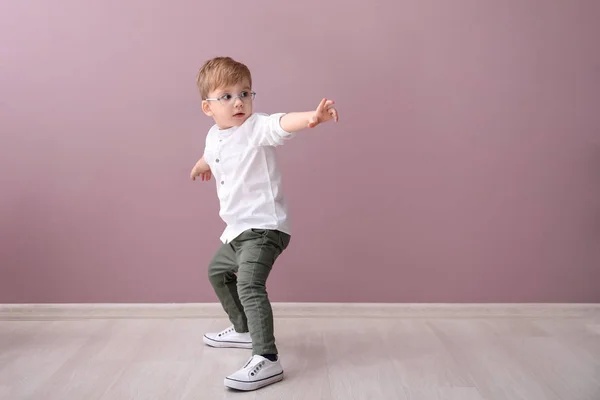 Retrato Lindo Niño Cerca Pared Color — Foto de Stock