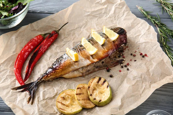 Savoureux Poisson Maquereau Aux Légumes Sur Parchemin — Photo