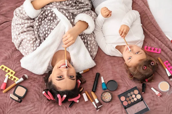 Linda Hija Madre Con Cosméticos Maquillaje Acostado Cama — Foto de Stock