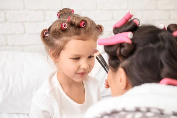 Jovem Mãe Aplicando Cosméticos Rosto Sua Filha Bonita Casa — Fotografia de Stock