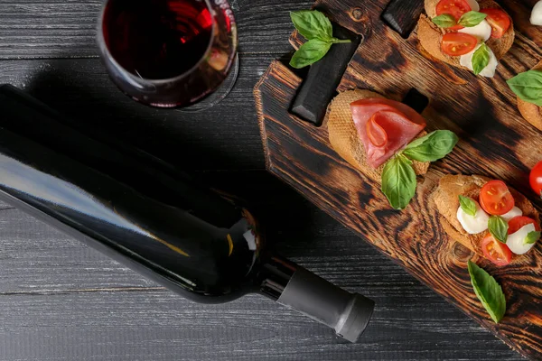 Vino Saporito Con Panini Sul Tavolo Legno — Foto Stock