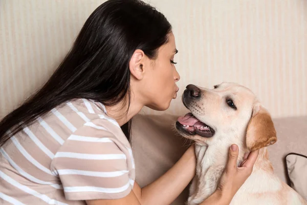 Portrait Young Woman Her Cute Labrador Dog Home — Stock Photo, Image