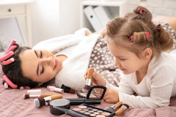 Niedliche Tochter Und Mutter Mit Make Kosmetik Auf Dem Bett — Stockfoto