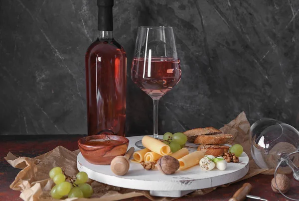 Вкусное Вино Закусками Столе — стоковое фото