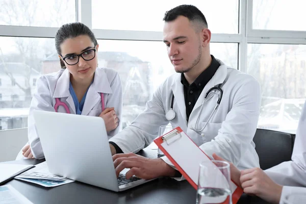 Team Doctors Discussing Diagnosis Table Clinic — Stock Photo, Image