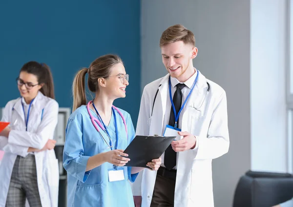 Médicos Discutiendo Resultados Análisis Clínica — Foto de Stock