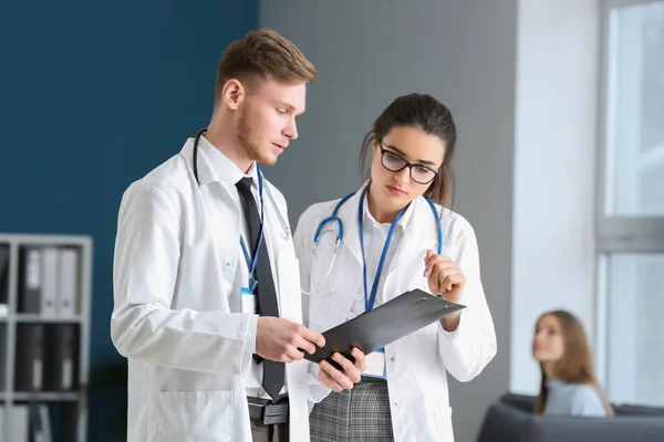 Médicos Discutiendo Resultados Análisis Clínica —  Fotos de Stock