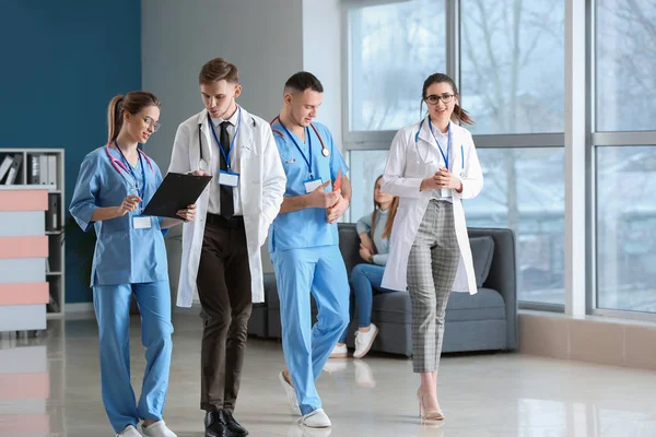 Médicos Discutiendo Resultados Análisis Clínica — Foto de Stock