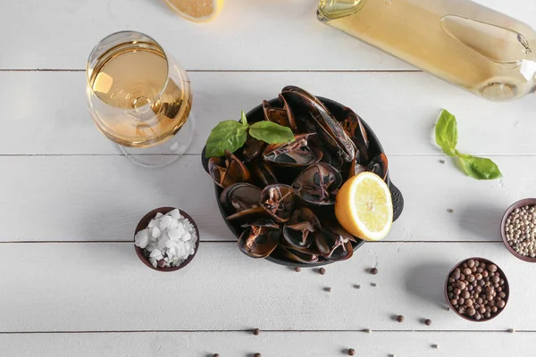 Vino Saporito Con Cozze Sulla Tavola Bianca — Foto Stock