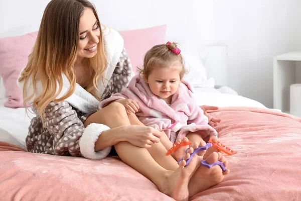 Young Woman Her Cute Little Daughter Doing Pedicure Home — Stock Photo, Image