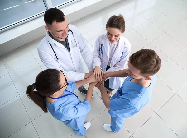 Equipe Médicos Unindo Mãos Clínica — Fotografia de Stock