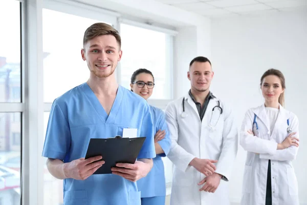 Arzt Und Seine Kollegen Der Klinik — Stockfoto