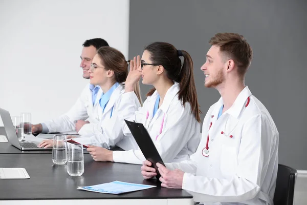 Jeunes Médecins Assis Table Lors Une Réunion Clinique — Photo