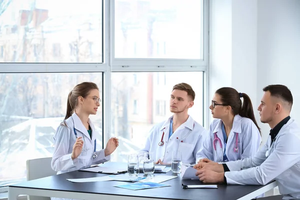 Équipe Médecins Discutant Diagnostic Table Clinique — Photo