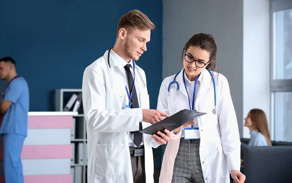 Médicos Discutiendo Resultados Análisis Clínica —  Fotos de Stock